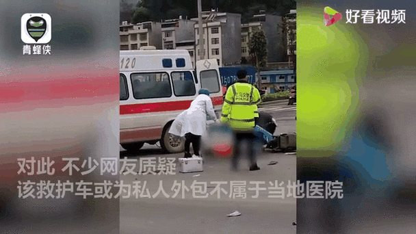 （救护车与私家车相撞侧翻 医院回应）